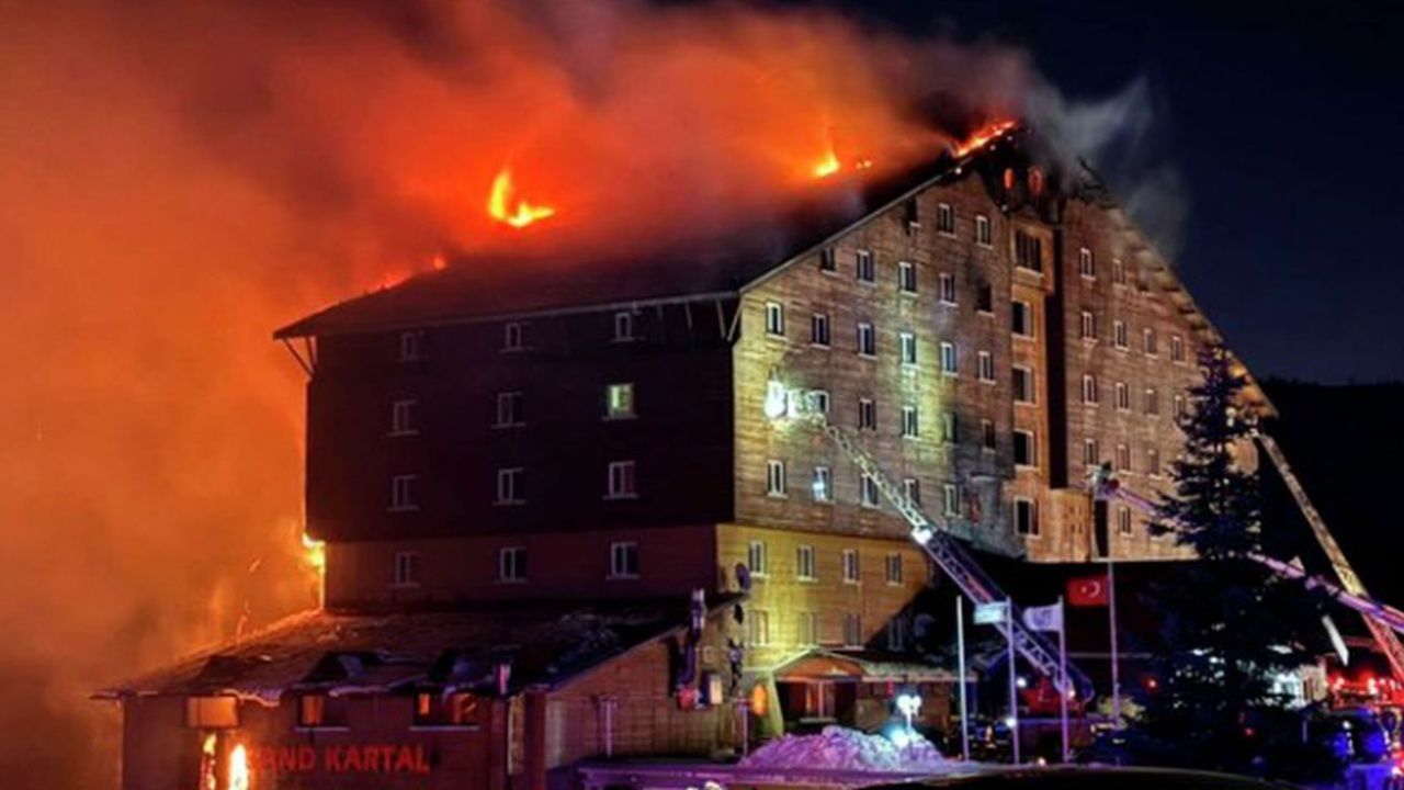 Бели чаршафи, висящи от прозорците: Хора са скачали от горящия в Турция хотел
