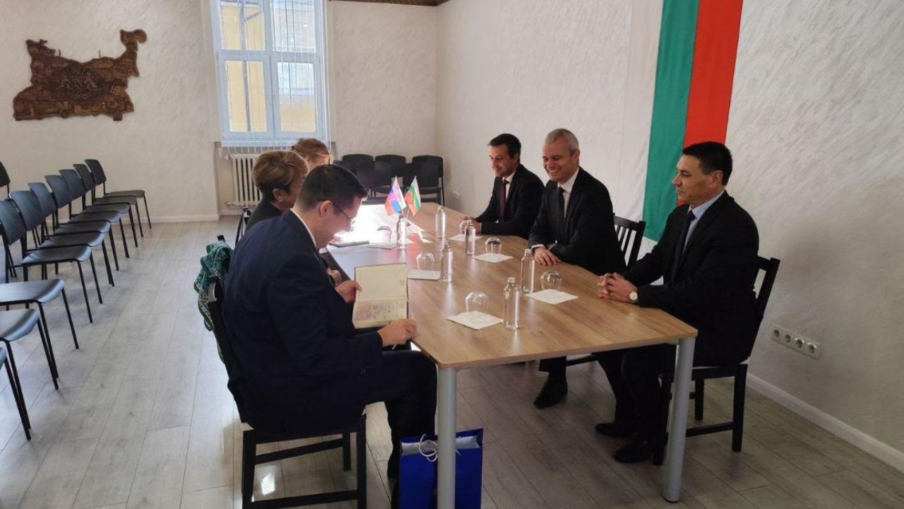 „Възраждане“ прие в партийната си централа представители на руското посолство