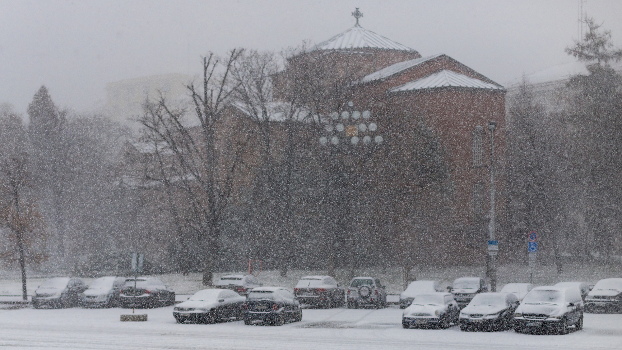 Жълт код за снеговалеж в 13 области у нас