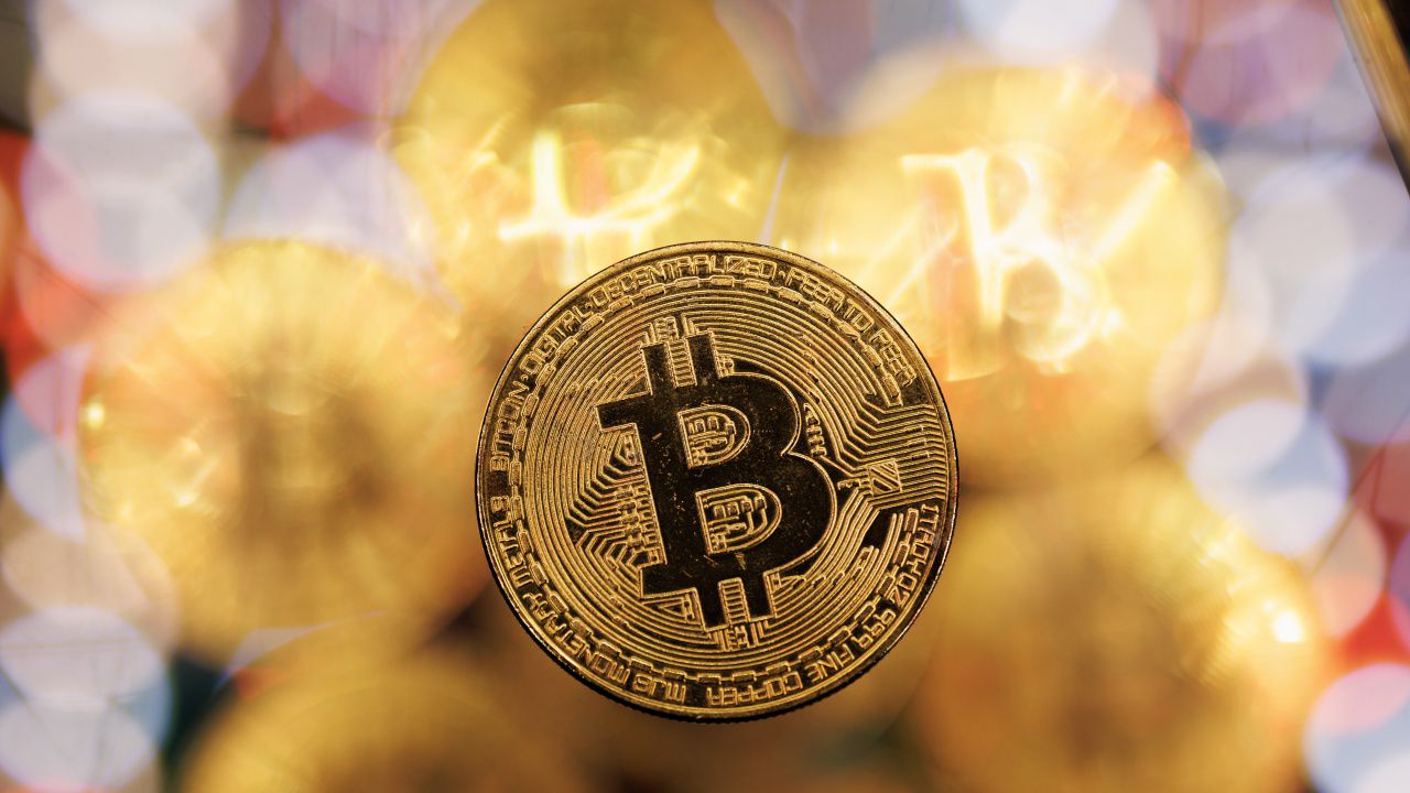 Биткойнът премина прага от 76 000 долара