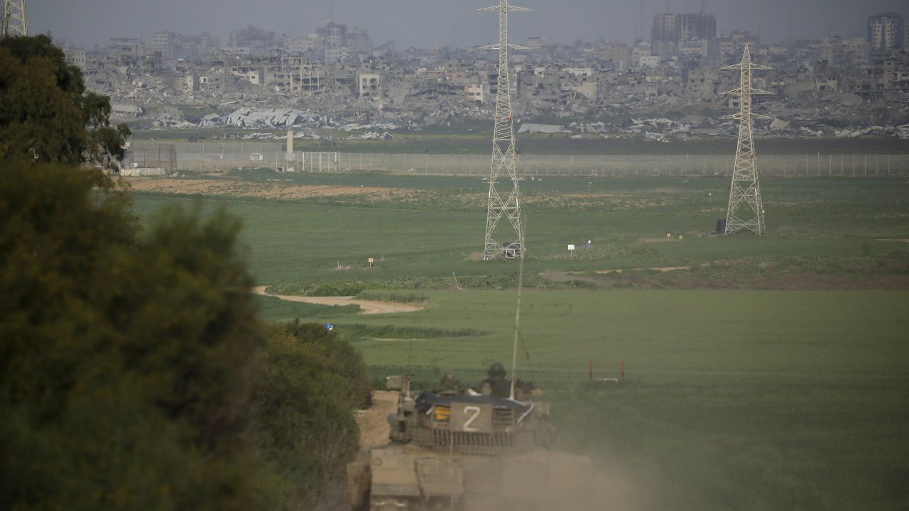 Израел нанесе десетки въздушни удари по цели в Южен Ливан