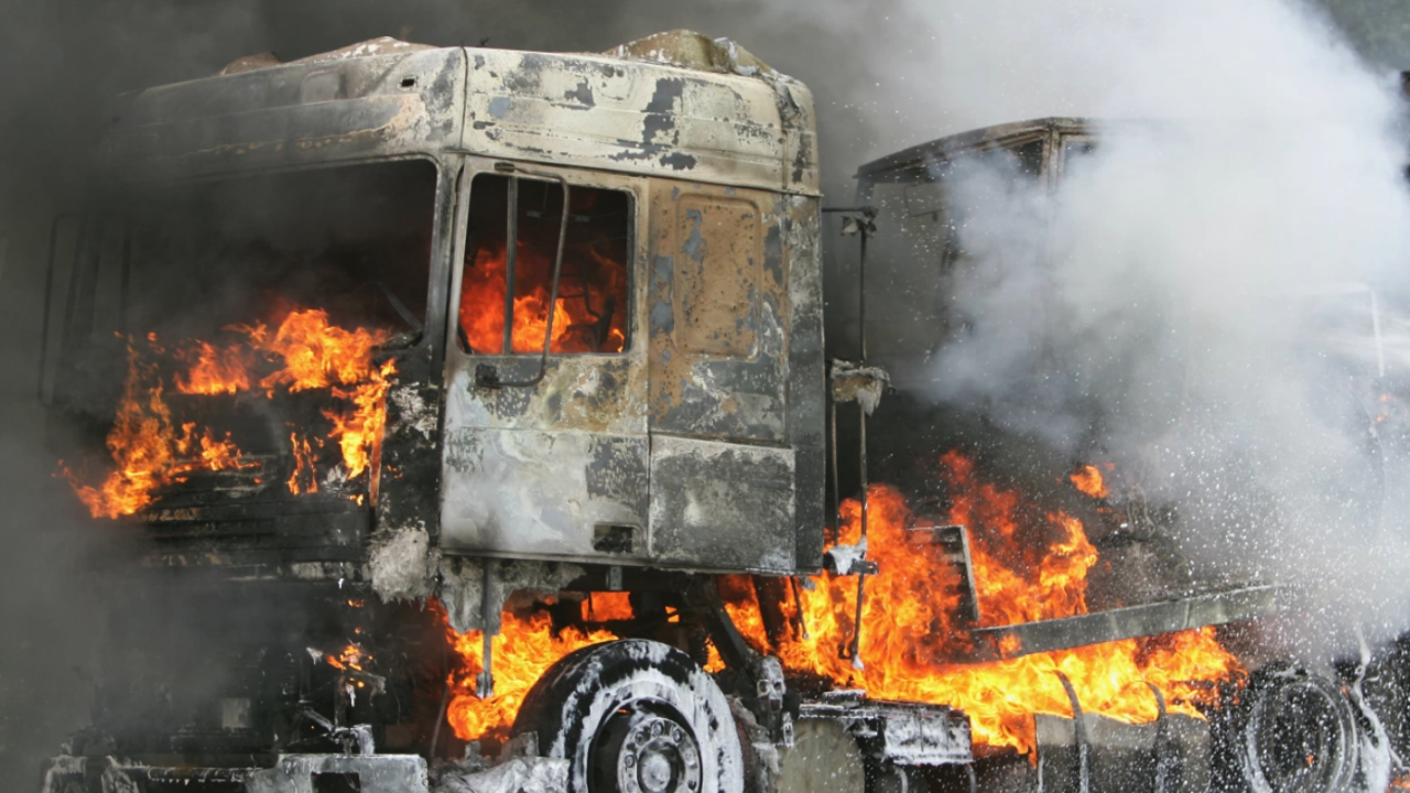 ТИР се е запалил на пътя между Мъглиж и Дъбово, движението е ограничено