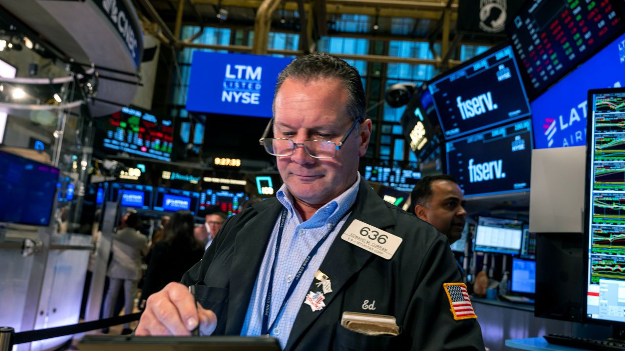 Разнопосочно върви ранната търговия на Уолстрийт