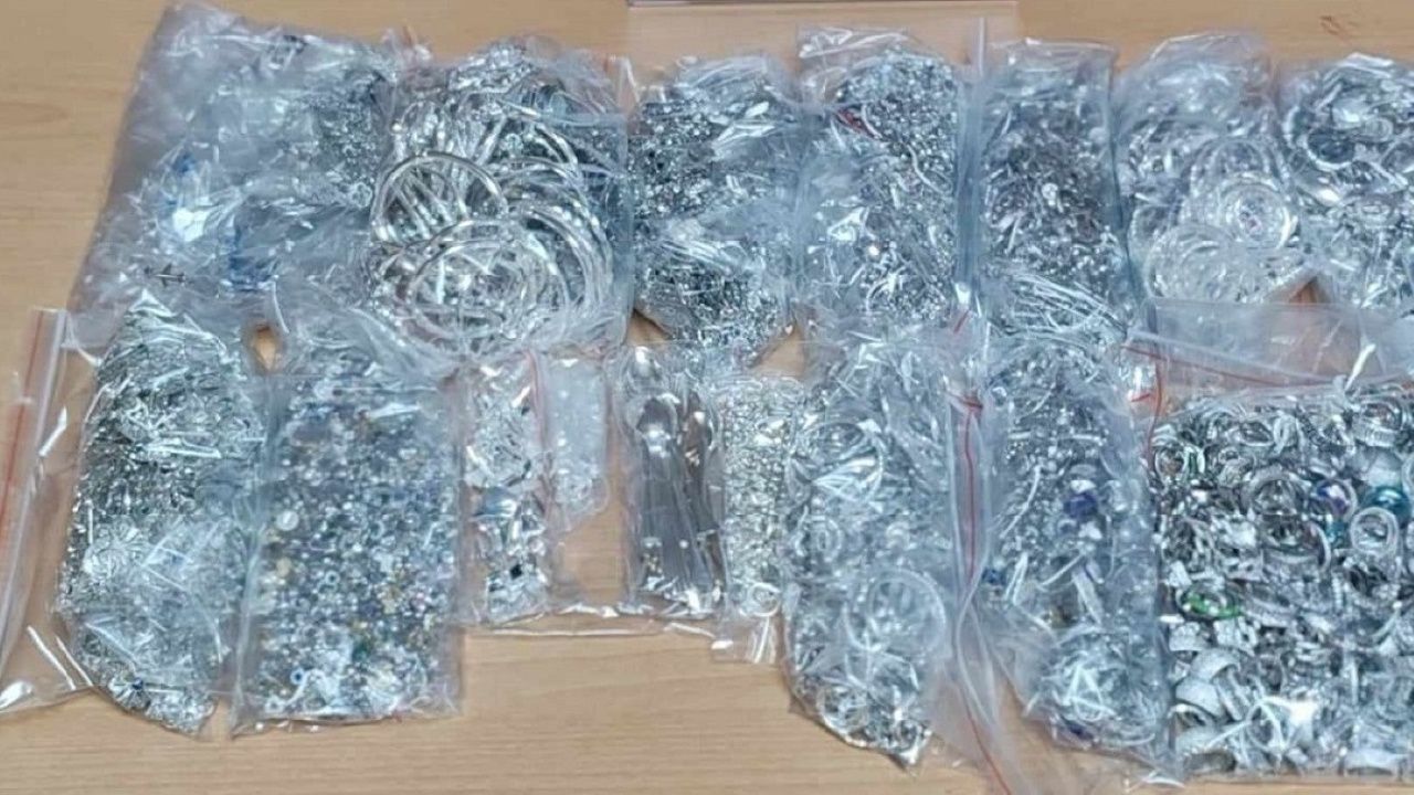 „Задържане под стража“ за двама румънци, обвинени в контрабанда на над 11 килограма сребърни накити