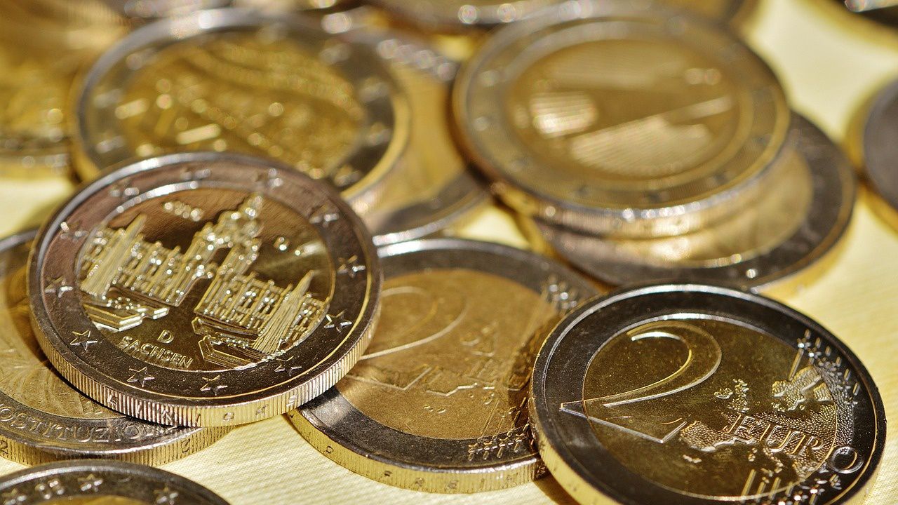 Курсът на еврото се понижава в началото на седмицата