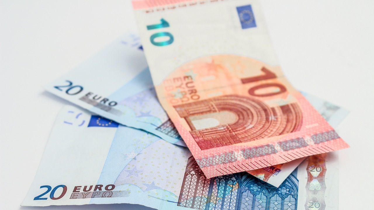 Еврото падна под 1,05 долара в междубанковата търговия