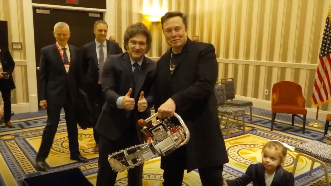 „Да живее свободата, ко*еле!“: Президентът на Аржентина подари на Мъск моторна резачка