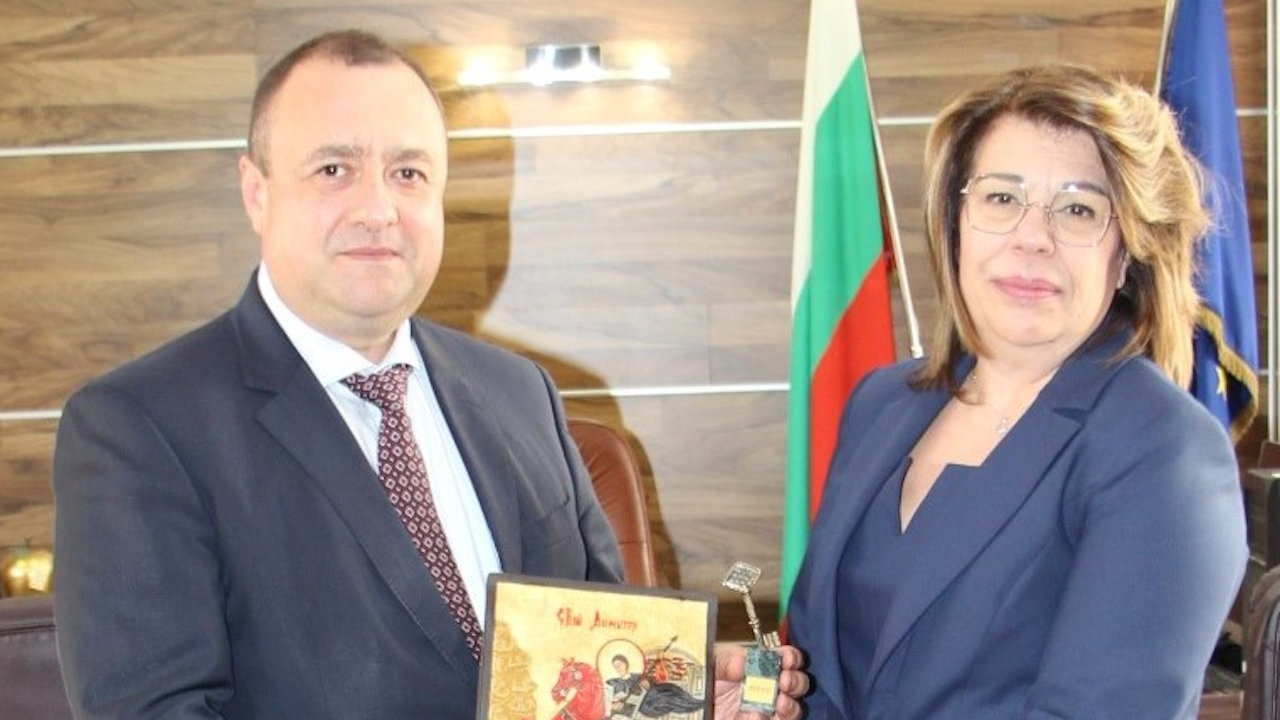 Министър Иванов пое поста в МРРБ от предшественика си Виолета Коритарова