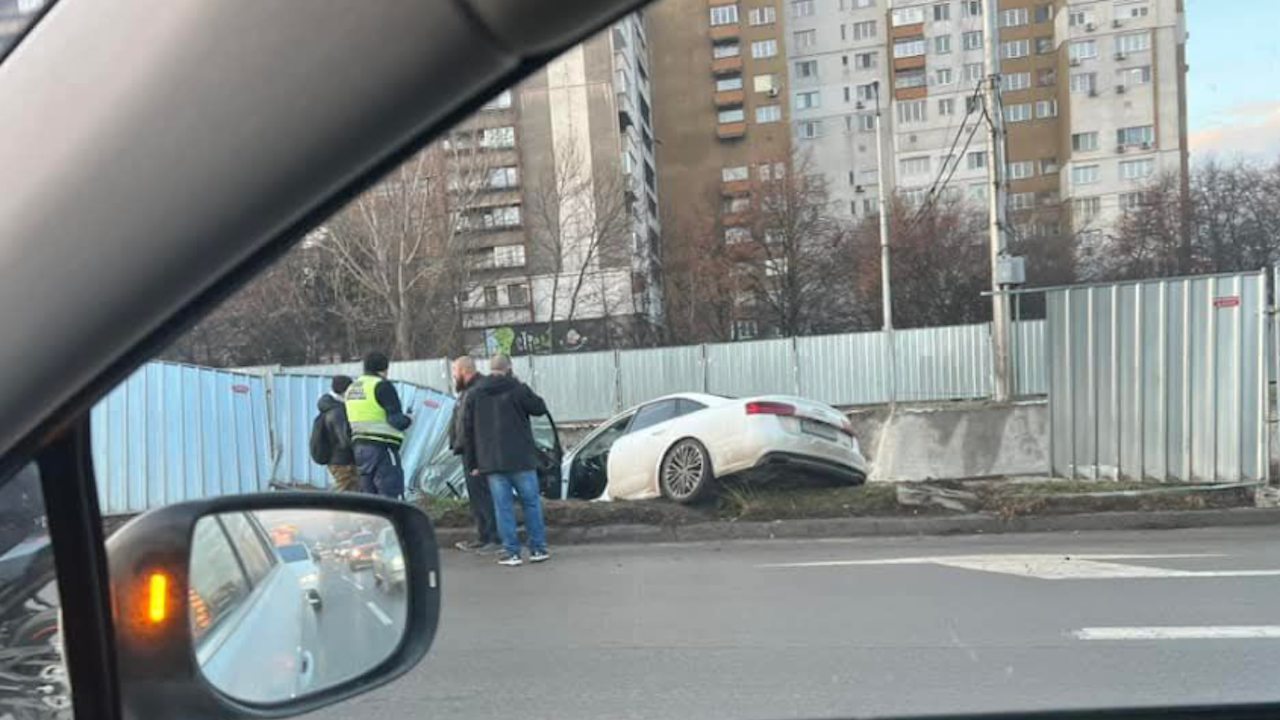 Кола полетя в изкоп на метрото в София