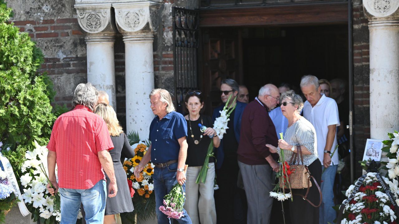 Хиляди се простиха с телевизионната легенда Иван Гарелов