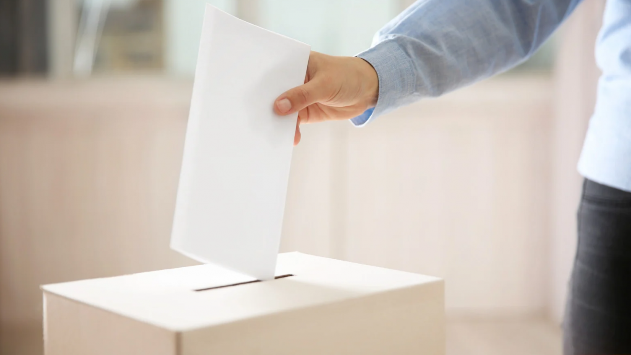 Започна предаването на чувалите с изборни бюлетини за повторно преброяване в Хасково