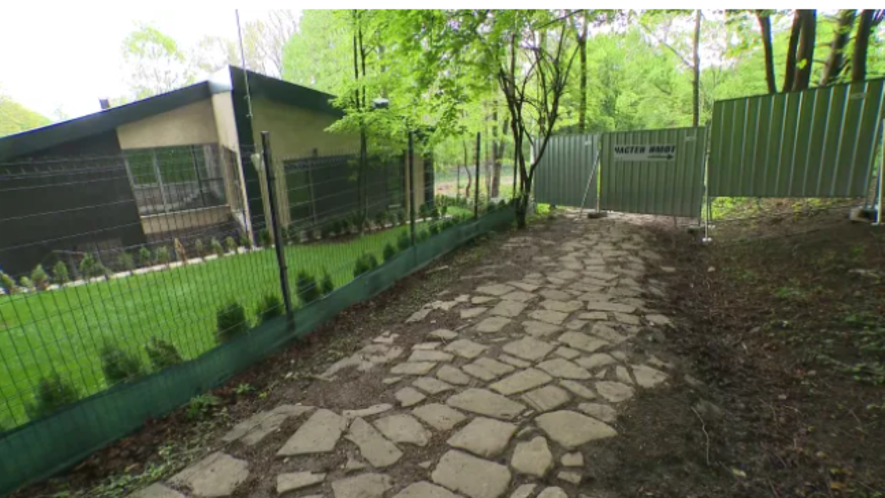 Заградиха екопътека към Витоша с метални огради, готвят терена за строеж