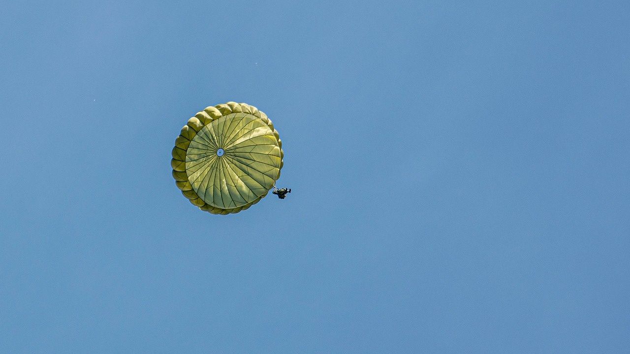 Падналият парашутист край Ботевград е с опасност за живота