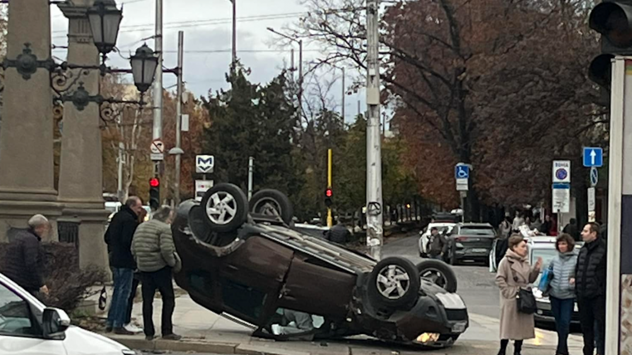 Кола по таван на "Орлов мост" в София