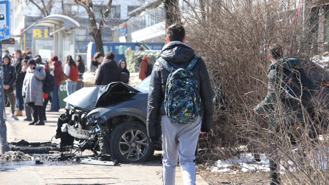 Кола се вряза в стълб до автобусна спирка в София, има ранени