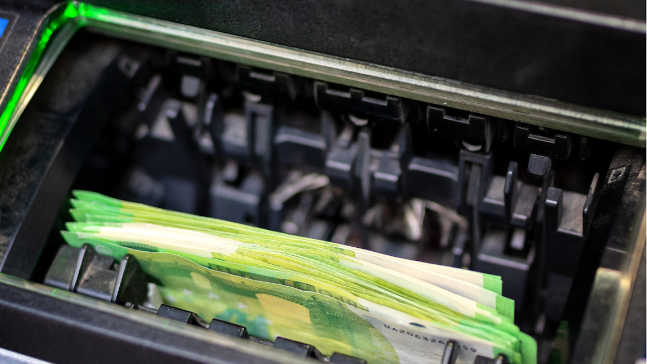 Шест месеца лишаване от свобода за мъж, изтеглил 3200 лева от чужда банкова карта