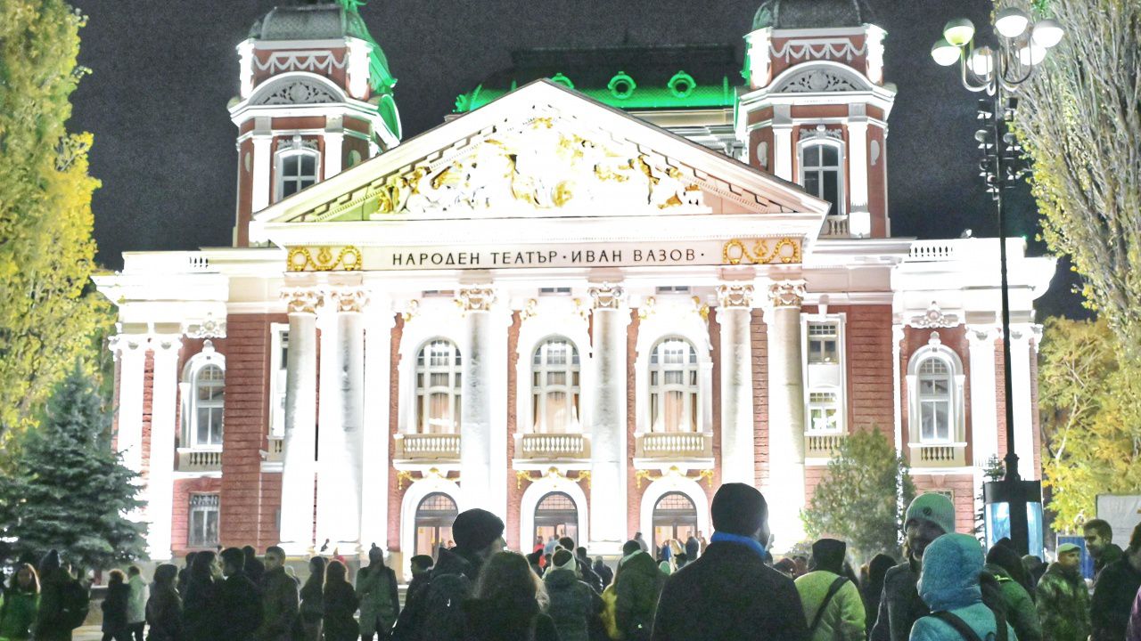 Демонстранти пред Народния театър се обявиха в защита на свободата на словото