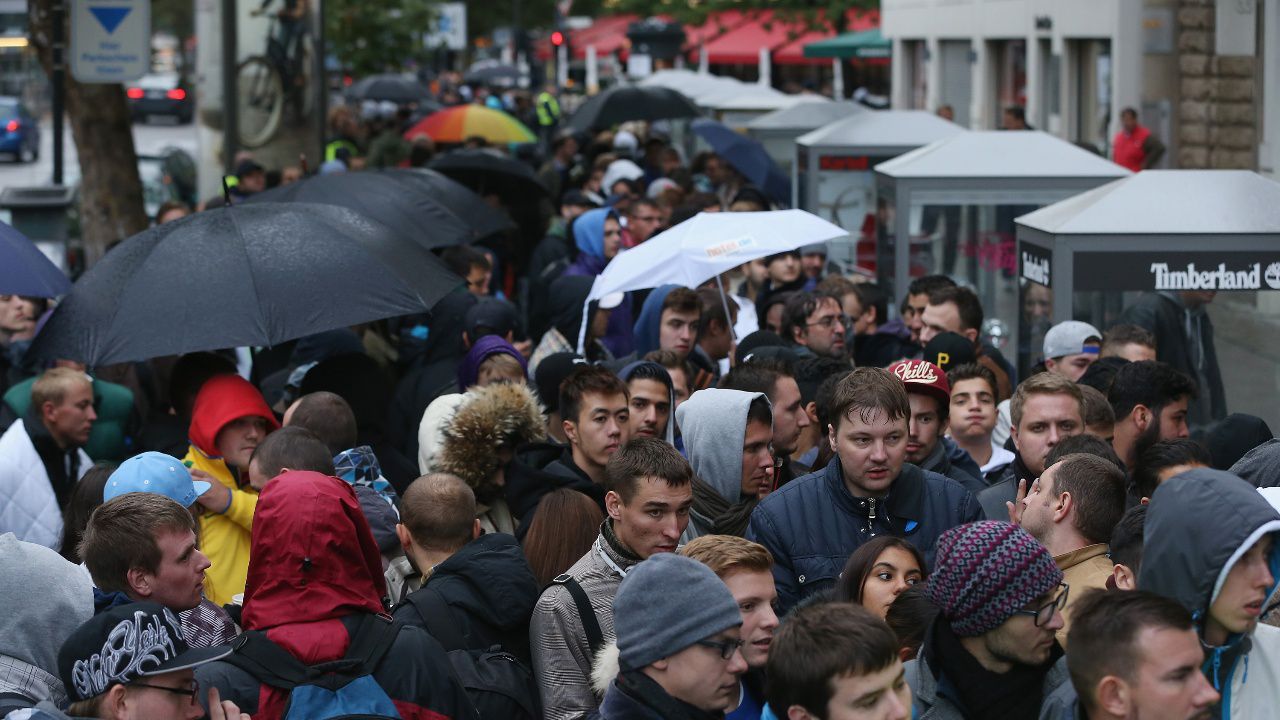 Масова истерия в Берлин: Извиха се безкрайни опашки за новия iPhone 16