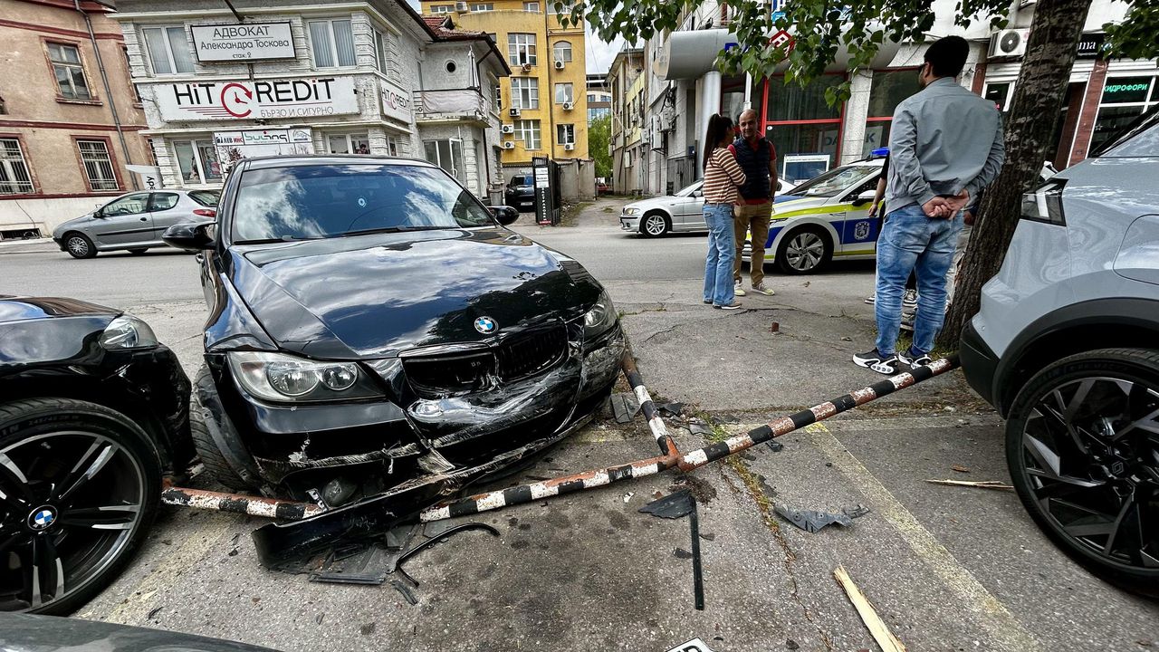 18-годишен с БМВ помете три паркирани коли в Хасково