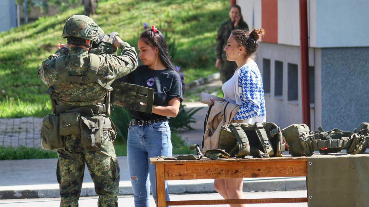 Близо 1000 души посетиха военното формирование във Враца