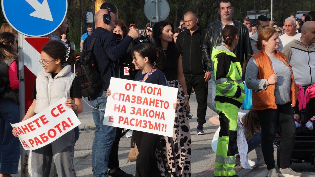 Кои и защо бранят незаконните цигански коптори в столичната „Захарна фабрика”?