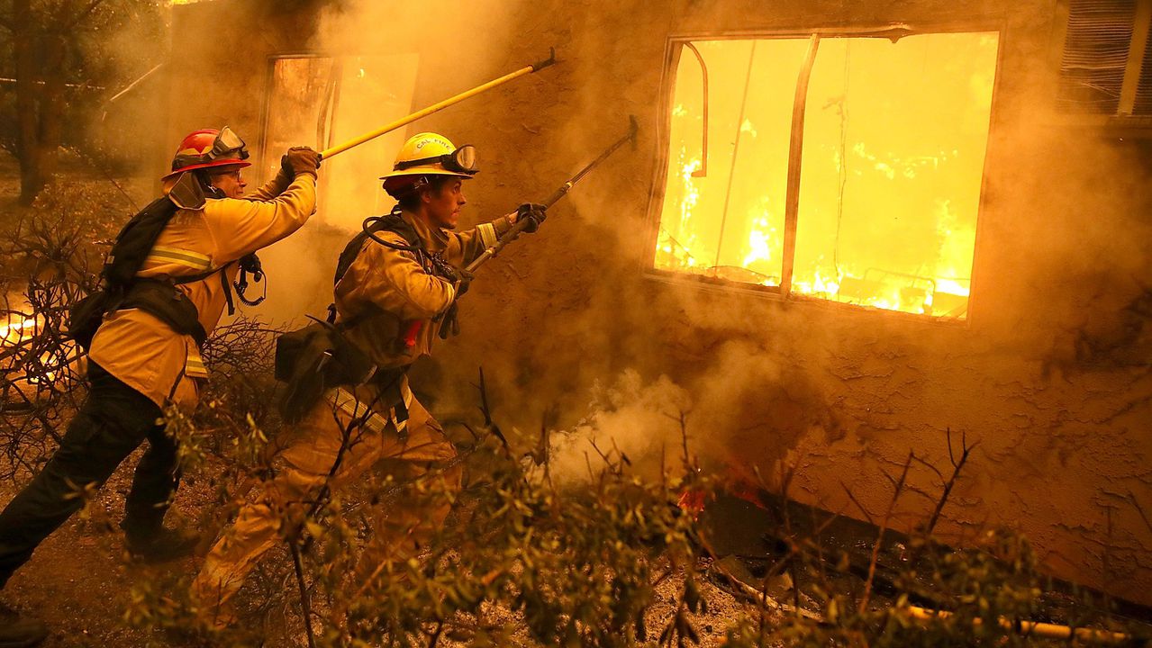 Мъж загина при пожар в къща, съпругата му е с опасност за живота