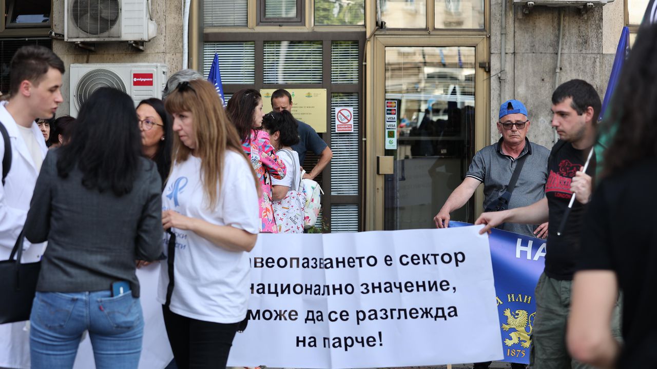 Млади медици излязоха на протест в София