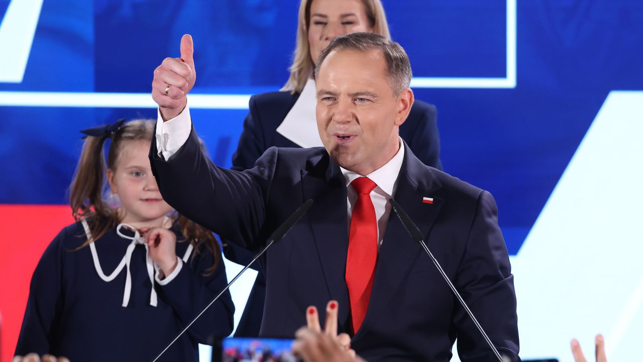 Кой е Карол Навроцки, избран за президент на Полша?