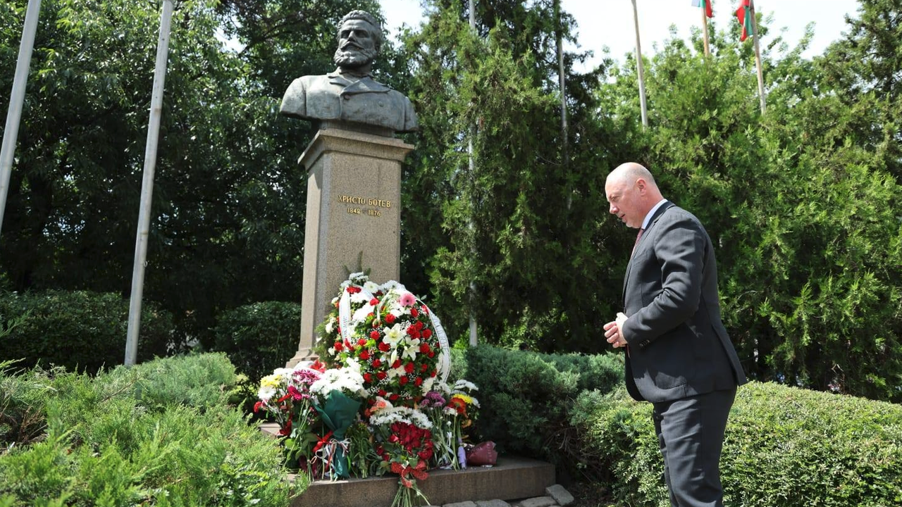 Премиерът Желязков положи цветя пред паметника на Христо Ботев в София