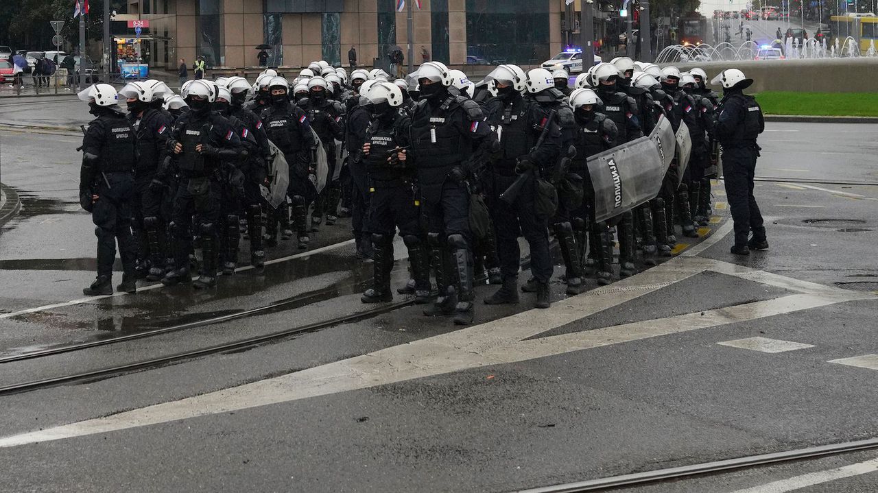 Маскирани полицаи се появиха на протест в Сърбия