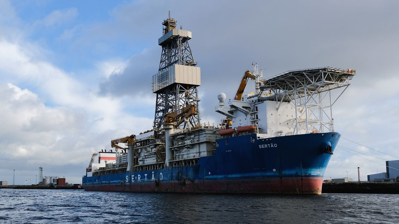 Сондажен кораб се е преобърнал снощи в Суецкия залив на