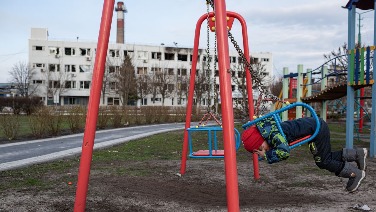 Агресивен тип преби момченце на детска площадка в Разлог