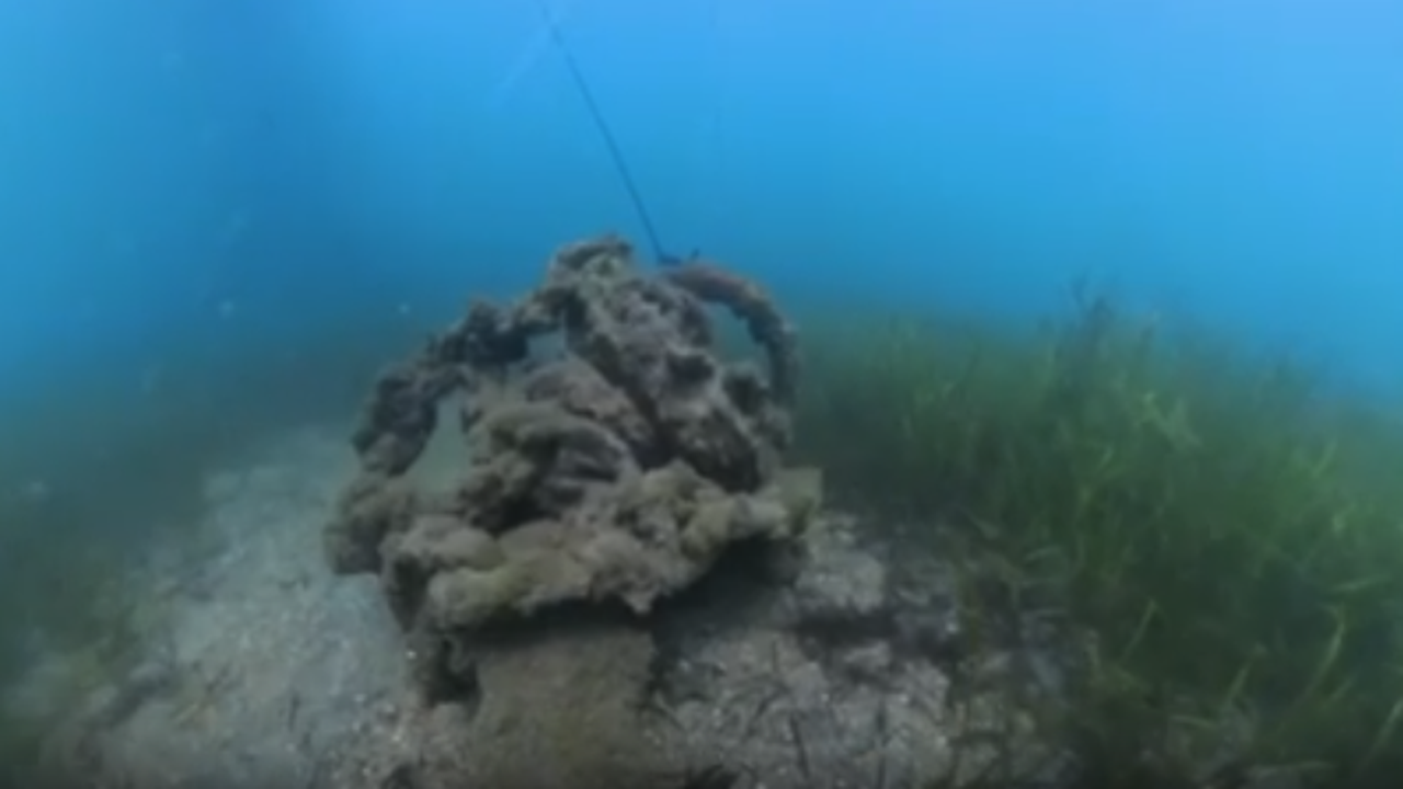 Откриха огромна котва в морето край Созопол