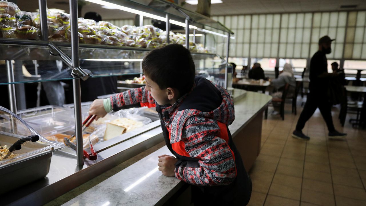 Близо 400 деца са се натровили, след като са яли