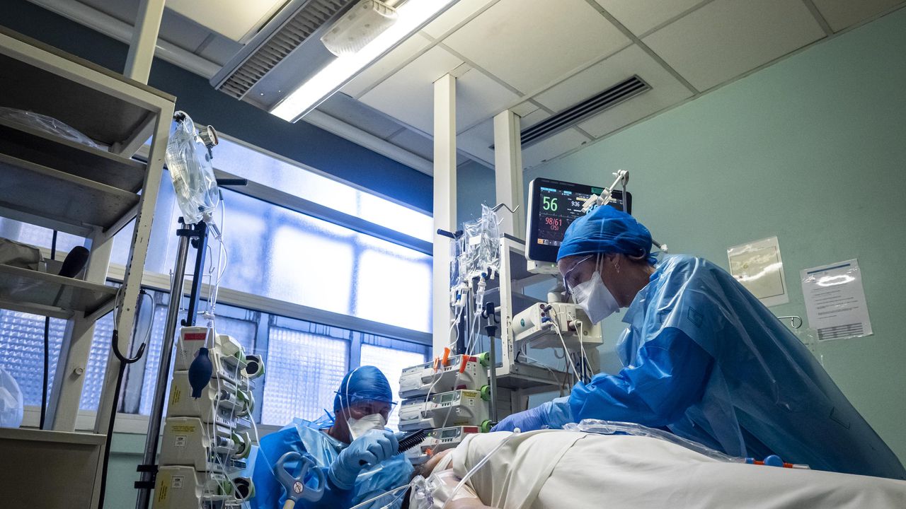 Френските болници се готвят за война