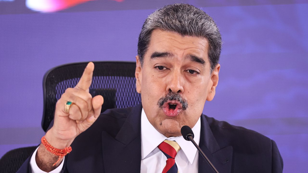 Мадуро се похвали с мобилен телефон: „Даде ми го Си. Дори гринговците не могат да го подслушват“