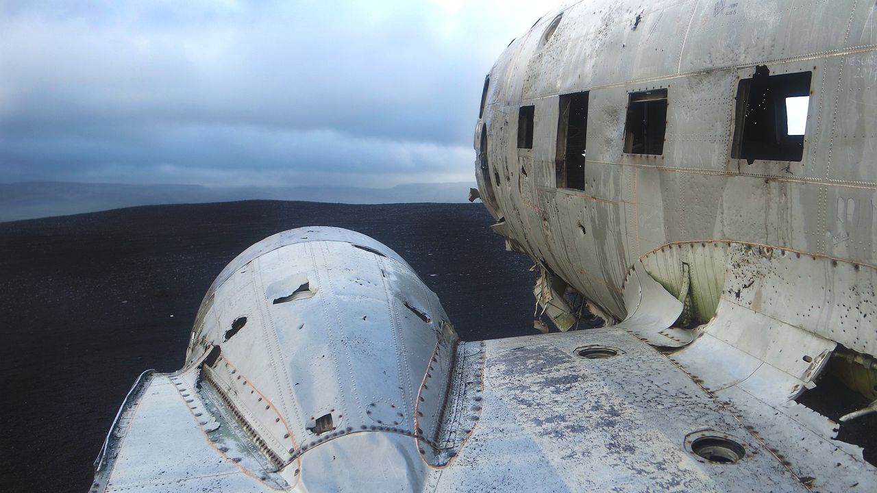 Един човек загина, а трима бяха ранени, след като два