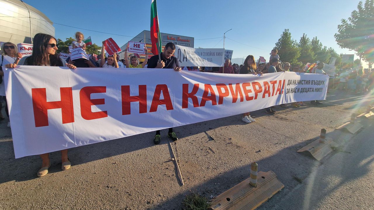 Жители на столичния квартал Кремиковци и на село Локорско се вдигнаха на протест срещу бъдеща кариера