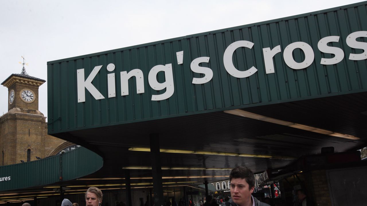 Демонстрант качи куче на часовниковата кула на гара "Кингс крос" в Лондон