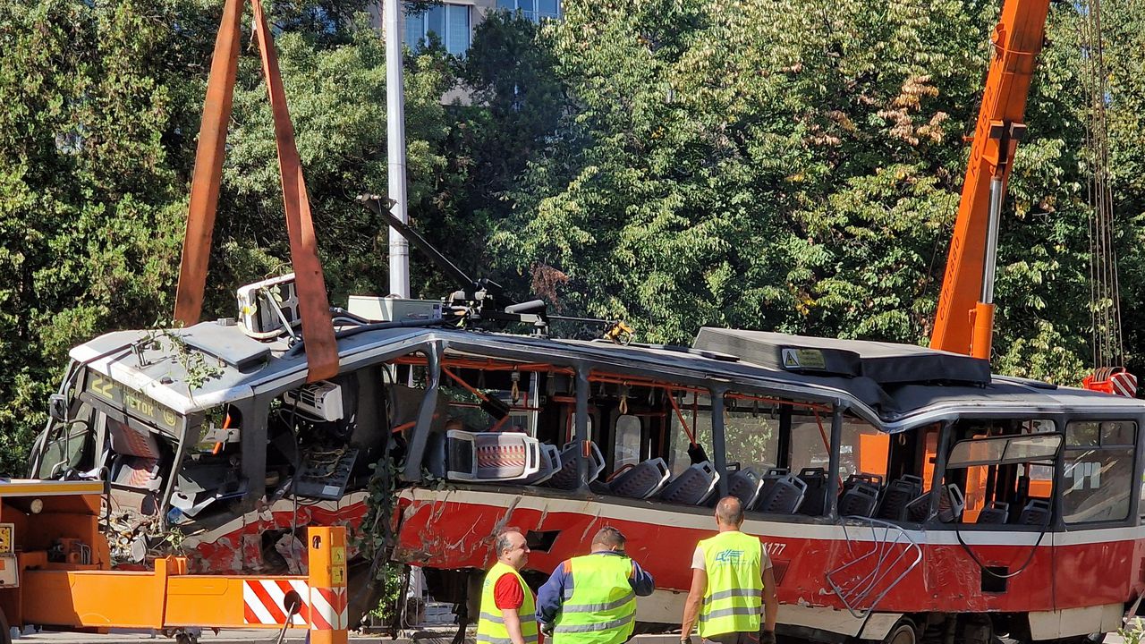 Нова версия: През отворен прозорец двама души са бутнали спирачката на трамвая