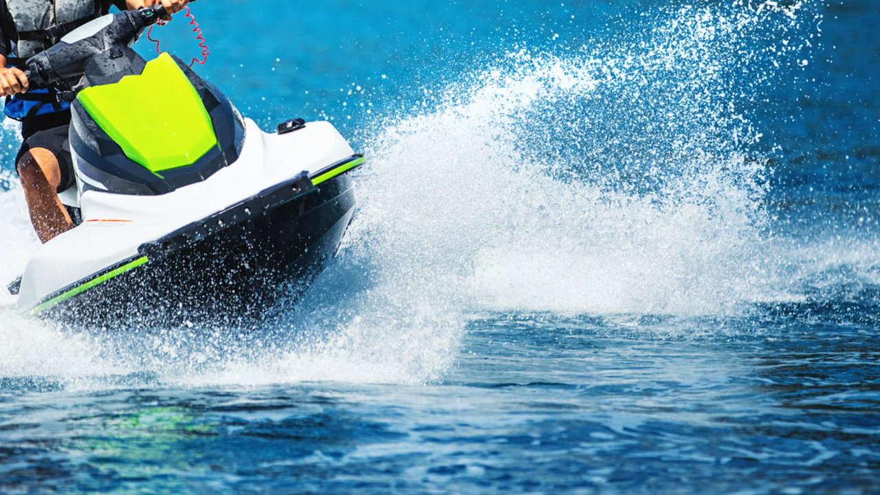 Мъж загина, след като джетът му се разби в лодка