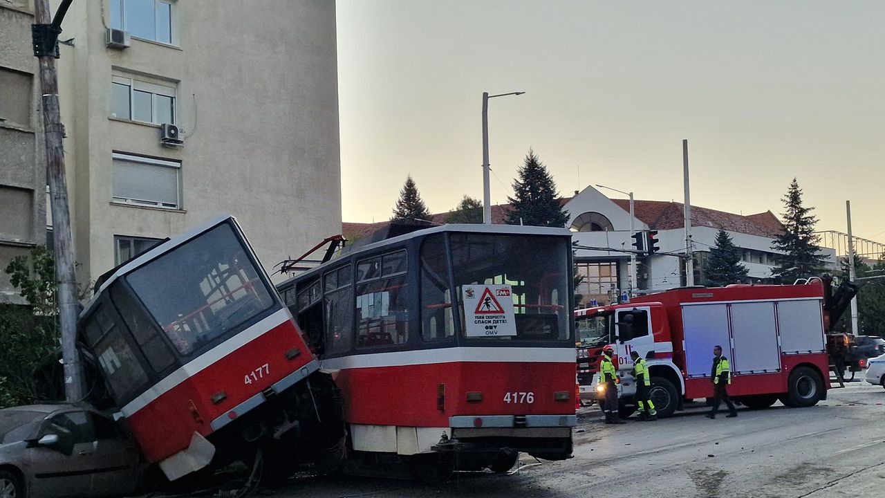 Отстраниха дерайлиралия трамвай в София: Движението е спряно по ул. „Цар Иван Асен“