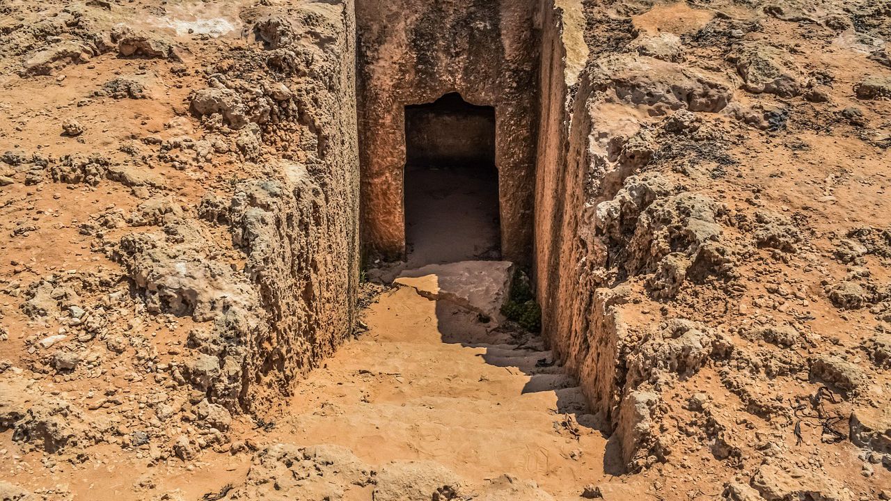 Археолози откриха за първи път в Албания монументална гробница от
