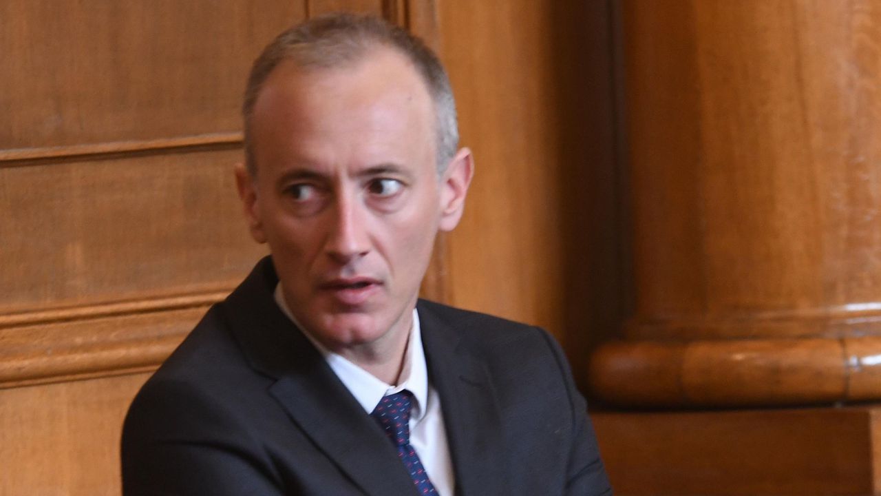Министър Вълчев: В 35% от училищата в момента има забрани за използване на телефони