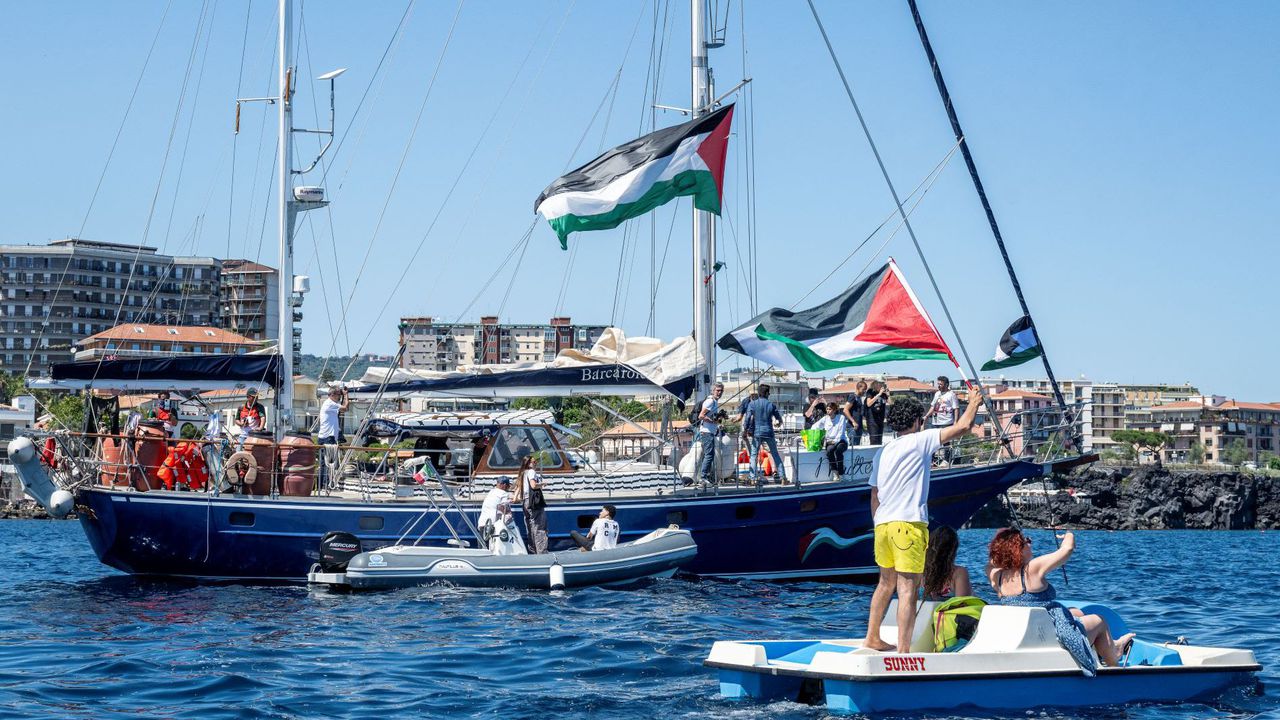 Израелски военни се качиха на няколко плавателни съда на флотилията с помощи за Газа