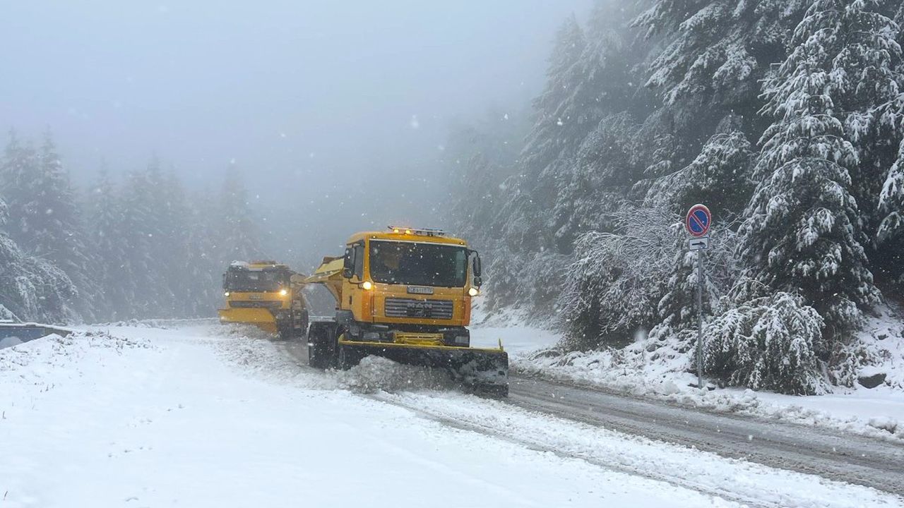Над 30 машини работят на терен за почистване на пътищата от падналия сняг