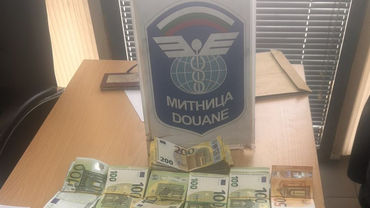Недекларирана валута за близо 200 000 лева задържаха митничари
