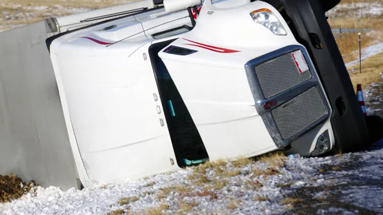 Пътят Троян – Априлци е затворен заради катастрофирал камион