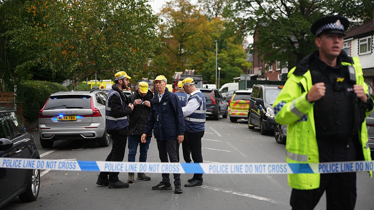 Кола се вряза в хора пред синагога в Манчестър, има ранени