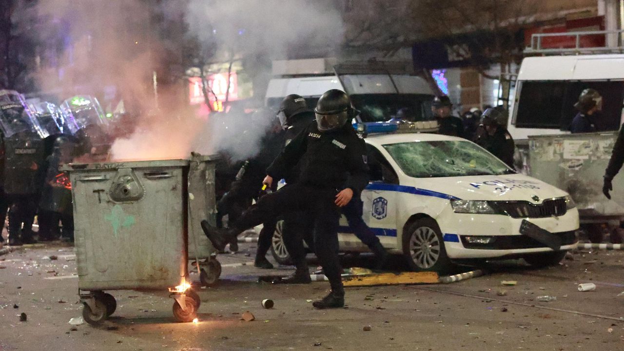 Изгорелите и повредени контейнери са на стойност 40 000 лв.,